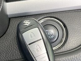 【キーレススタートシステム】カバンやポケットに入れたままでもドアの施錠・解錠が可能なスマートキーを装備。エンジンのオン・オフ時もカギを取り出す必要が無いからとっても便利です♪