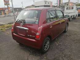 納車時にはバッテリー、エンジンオイル、オイルエレメント、ワイパーゴムは交換します。自社の民間車検工場があるので点検整備やアフターサービスの対応がしっかり出来ます。100Mほど西側に工場があります。