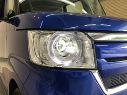 【LEDヘッドライト】大光量で夜道や雨の日の安心感を高めるLEDヘッドライト。周囲の明るさに応じて自動点灯・消灯/ライトの消し忘れも防げるオートライトコントロール付！