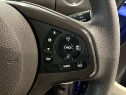 【アダプティブ・クルーズ・コントロール】予め設定した車速内でクルマが自動的に加減速。 前走車との適切な車間距離を維持しながら追従走行し、高速道路でのドライバーの疲労を軽減してくれる嬉しい機能付♪