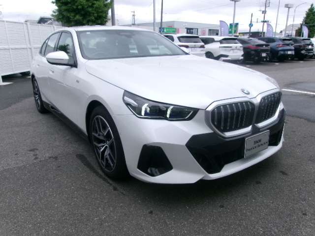 当社ではコーティングも承っております！BMWがお勧めいたしますイノベクションコーティングは塗装面を守りながら新車時の深い光沢と重厚なツヤを保ち続けることができます。愛車を長く綺麗な状態でお乗り頂けます！
