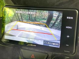【バックカメラ】駐車時に後方がリアルタイム映像で確認できます。大型商業施設や立体駐車場での駐車時や、夜間のバック時に大活躍！運転スキルに関わらず、今や必須となった装備のひとつです！