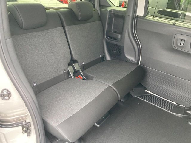 高品質なオリジナルフロアマットもオプションにてご用意しております。お好きなデザインやカラーをお車に合わせて選んでいただくことができます♪