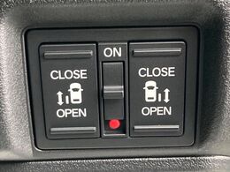 【両側パワースライドドア】スマートキーや運転席のスイッチで後席両側スライドドアの開閉が可能♪電動だから力を入れてドアを開ける必要が無く、小さなお子様でも簡単に開け閉めでき快適です♪