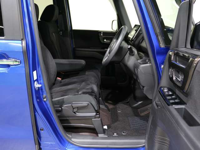 様々なシーンで体をやさしく支え運転に集中させてくれる低反発シートです。