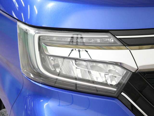 LEDヘッドライトが明るく遠くまで照らし、夜道や雨天などでの走行をサポートします。