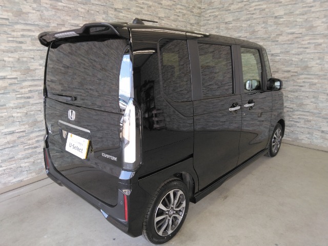 オプションになりますが、ボディーコーティングもご用意しております。新車の輝きに近づき、洗車などのお手入れも楽になりますよ。