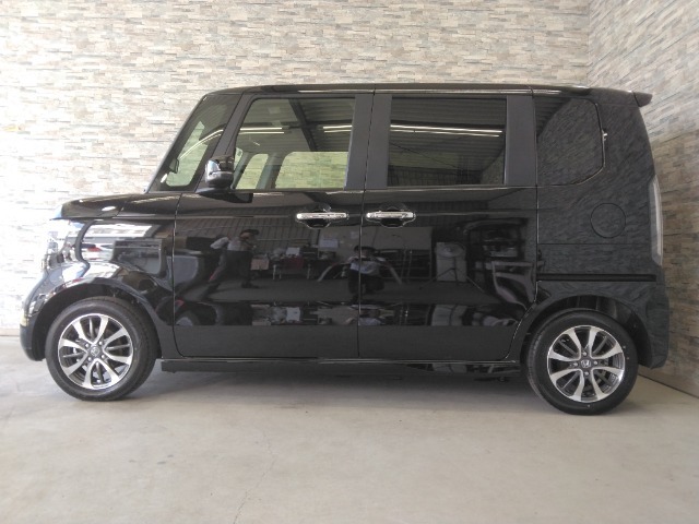 オプションになりますが、ボディーコーティングもご用意しております。新車の輝きに近づき、洗車などのお手入れも楽になりますよ。
