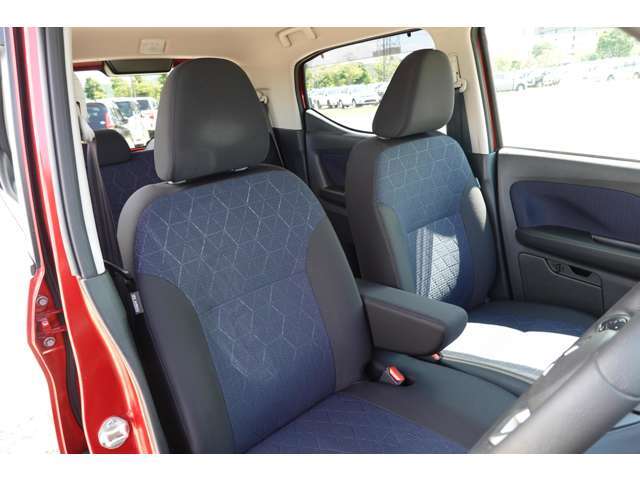 運転席のシートは、スライド・高さ調整ができるので、自分に合ったポジションを確保できます。