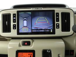 【パノラマモニター】上からの映像を表示。前後左右のカメラで合成し、運転席からの目視だけでは確認しにくい状況をリアルタイムで見晴らせます