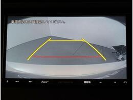 バックカメラの映像はナビ画面に表示されガイド線も表示されるので駐車の際に便利！！