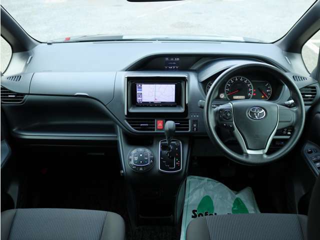 すっきりとしたヴォクシらしいデザインのダッシュ回り！フロントビューの視認性もよく運転しやすいと思います★