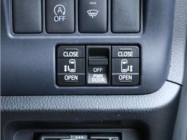 運転席からも操作可能なパワースライドドア！挟み込み防止もあり小さなお子様にも安心★隣のお車を気にすることなく開閉可能なのもうれしいところですね！