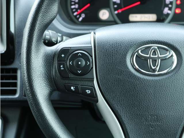 ステアリングスイッチも装備しており、オーディオ廻りを操作可能☆運転中に視線を逸らさなくていいので便利な装備です★
