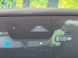 【スマートシティブレーキサポート】低速走行中に前方の車両等を認識し、衝突しそうな時は警報とブレーキで衝突回避と被害軽減をアシスト。より安全にドライブをお楽しみいただけます。
