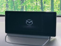 【8.8インチマツダコネクト】車内の雰囲気にマッチした大型のディスプレイ。スマホ接続でのナビ使用やBluetooth再生等、様々な機能が楽しめます。直感的なダイヤル操作が可能で、使い勝手も良好です。