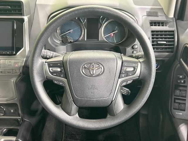 インテリアに合わせたデザインのステアリングは、運転される方のことも考え、運転しやすい形状、大きさです。是非一度、実際に触ってお確かめください。