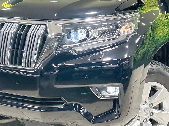 【LEDヘッドライト】悪天候や夜間走行時も良好な視界を確保し安心して運転できる高輝度LEDヘッドライトを装備！点灯速度が早く、消費電力も抑えられています。