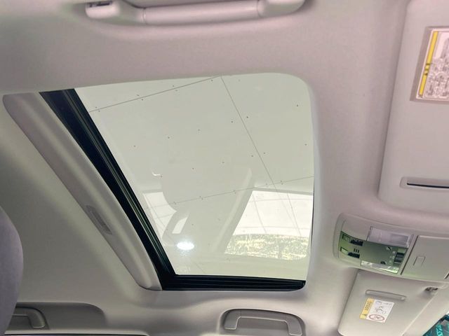 【サンルーフ】開放感たっぷりの希少装備、サンルーフが装着されています！車内に明かりを取り入れたり景色を楽しむ以外にも、車内の空気も簡単に換気できて快適です！