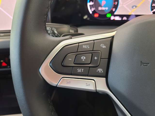 ハンドル左側：ACCアダプティブクルーズコントロールをこのボタンのみで行うことができます。運転中でもハンドル内にあることで視線の動き幅を抑えられ安全性を高めています。
