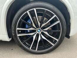 コンフォートアクセス　Mスポーツブレーキ　ハーマンカードンサラウンドサウンドシステム　アダプティブLEDヘッドライト　マッサージ機能付フロントシート