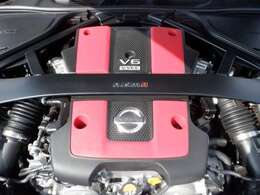 専用チューニングエンジン・専用エンジンカバー・専用ストラットタワーバー（nismoロゴ入り）