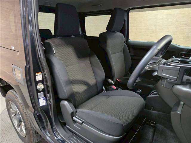 各ブランドのシートカバーの取り扱いもございます。また、弊社オリジナルフロアマットもご用意しております