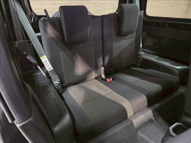 セカンドシートはリクライニング可能でくつろぎの空間。大人二人が乗っても十分なスペースが確保されております