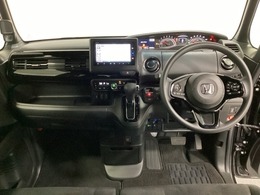 車内は光触媒抗菌消臭施工済です。スタイリッシュなデザインでスポーティなインパネ周りを演出します。グローブボックスやカップホルダーのほかにトレーなどたくさんの収納スペースが付いています。