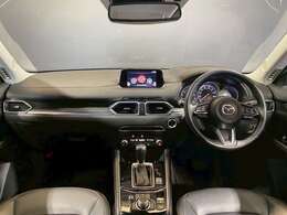 【運転席インテリアデザイン】左右対称のインテリアデザインでドライバーを包み込み運転に集中できるように設計されています。