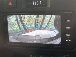 【バックカメラ】駐車時に後方がリアルタイム映像で確認できます。大型商業施設や立体駐車場での駐車時や、夜間のバック時に大活躍！運転スキルに関わらず、今や必須となった装備のひとつです！