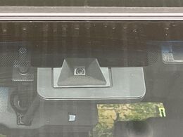 【トヨタセーフティセンス】走行中に前方の車両等を認識し、衝突しそうな時は警報とブレーキで衝突回避と被害軽減をアシスト。より安全にドライブをお楽しみいただけます。