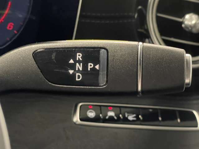 メモリー付きパワーシートが装備されている車両はシートの位置・ドアミラーの角度・ハンドルの位置を3名まで記憶出来ます。
