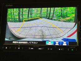 【バックカメラ】駐車時に後方がリアルタイム映像で確認できます。大型商業施設や立体駐車場での駐車時や、夜間のバック時に大活躍！運転スキルに関わらず、今や必須となった装備のひとつです！