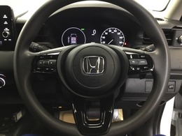 手になじむステアリングです。ステアリングの右側にはクルーズコントロール、左側がオーディオリモコンスイッチです。手元で操作できるので便利です。