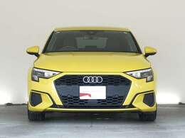 AUDIの特徴シングルフレームグリルは力強さとエレガントな雰囲気を醸し出します。