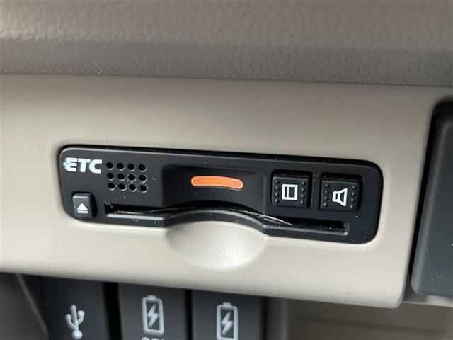 【ETC】有料道路を利用する際に料金所で停止することなく通過できる、ETC車載器（ノンストップ自動料金収受システム機器）が装備されています。セットアップを行うことで利用可能になります。