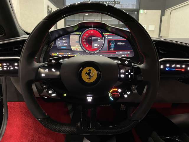 運転に必要な情報を分かりやすく表示するフルデジタルコクピットが採用されております。