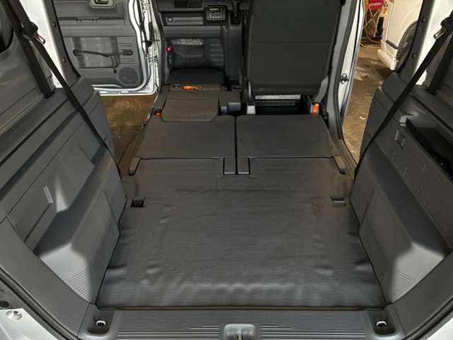 後席を倒すと大きい荷物も楽々入ります！