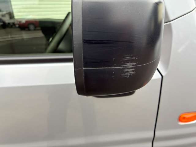 サイドミラーに擦り傷ございます。