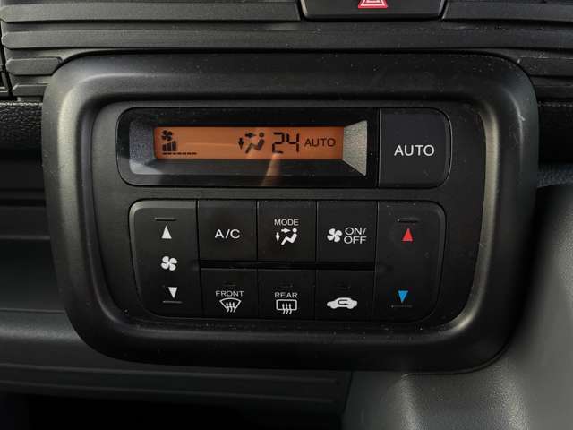 AUTOエアコンで設定した温度に快適に保ってくれます。