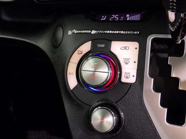 【オートエアコン】お好みの温度に設定して頂くと、車内の温度を自動調整♪快適にクルマの中を過ごして頂けます。