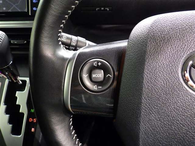ステアリングスイッチ装備！運転しながら手元でオーディオの操作などができます。