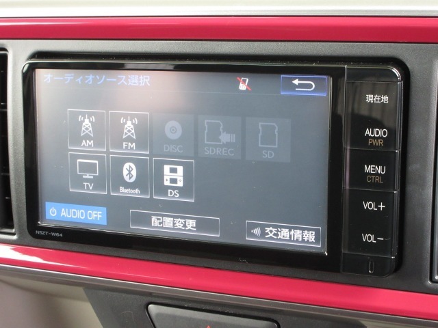 ナビゲーションはトヨタ純正SDナビ(NSZT-W64)を装着しております。AM、FM、CD、DVD再生、Bluetooth、音楽録音再生、フルセグTVがご使用いただけます。