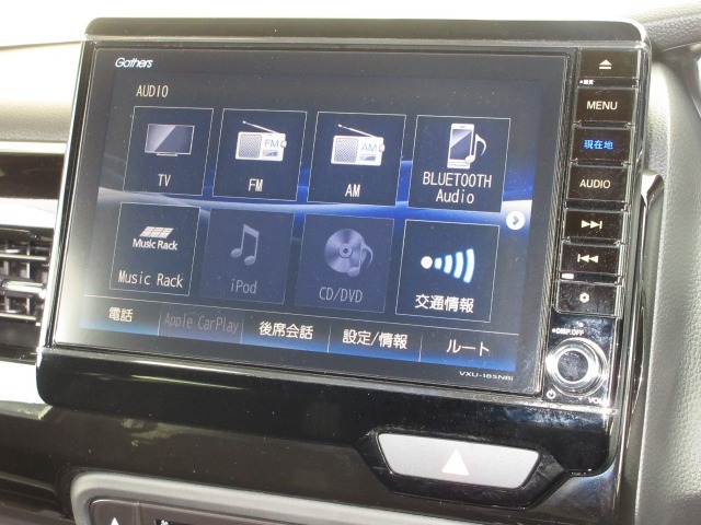 ナビゲーションはギャザズ8インチメモリーナビ（VXU-185NBi）を装着しております。AM、FM、CD、DVD再生、Bluetooth、音楽録音再生、フルセグTVがご使用いただけます。