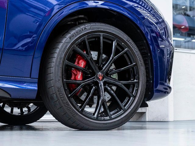 21インチクリオホイール＆レッドブレーキキャリパーを装備。
