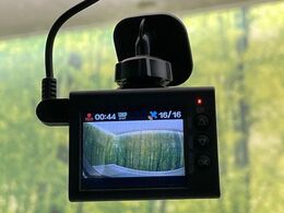 【ドライブレコーダー】安心・安全なカーライフに必須のドライブレコーダーを装備！走行中はもちろん、あおり運転や事故に遭遇した際の状況も映像で記録し、万一のリスクに備えます。