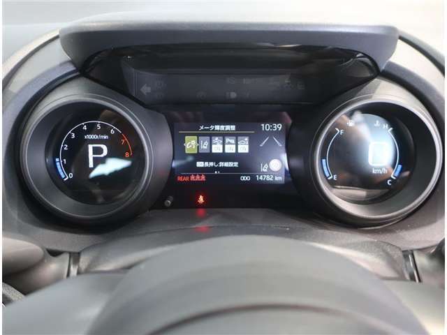 メーター中央には、マルチインフォメーションディスプレイを塔載しています。運転をサポートする情報を表示してくれます☆