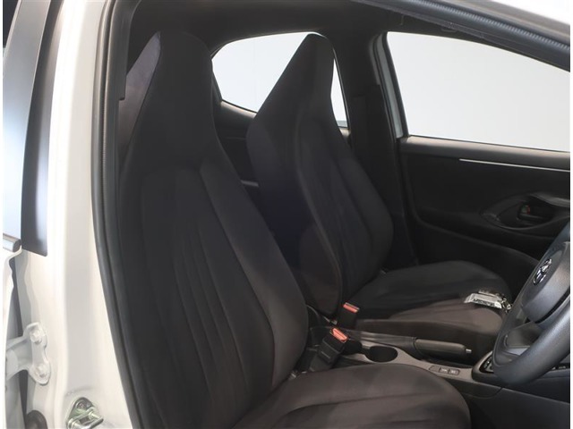 サイドからしっかりとホールドしてくれる運転席・助手席シートは、長時間の運転でも体のブレを軽減し疲れにくいシートです◎