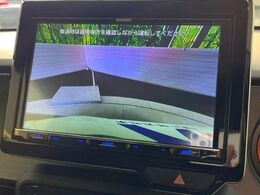 【バックカメラ】駐車時に後方がリアルタイム映像で確認できます。大型商業施設や立体駐車場での駐車時や、夜間のバック時に大活躍！運転スキルに関わらず、今や必須となった装備のひとつです！